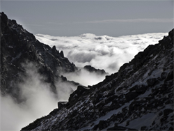 Montagnes ennuagées